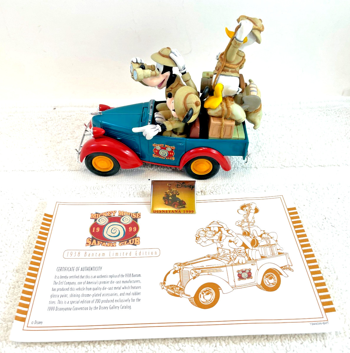 HTF 1999 Disney Convention Safari Guide Mickey Blue 1938 Bantam Ertl LE 200 Box