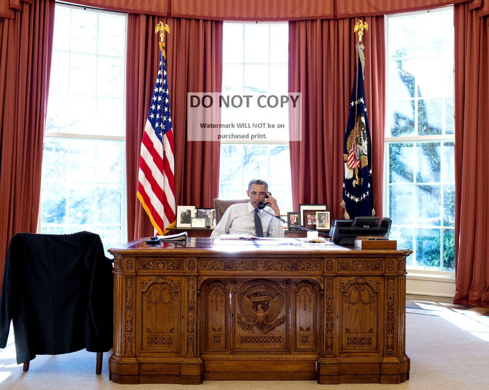 BARACK OBAMA ON A CALL IN THE OVAL OFFICE JANUARY 5, 2015 - 8X10 PHOTO (ZY-394)