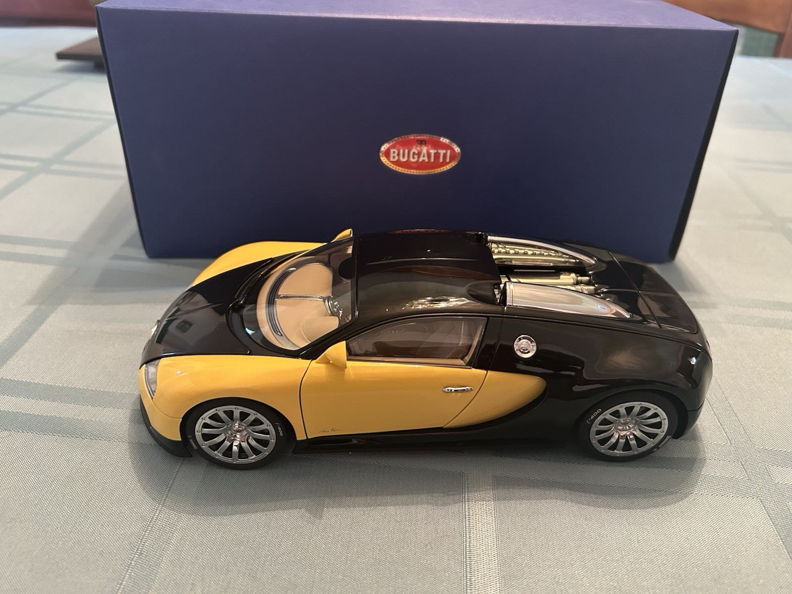 Autoart 70904 Bugatti EB 16.4 Veyron Show Car (Black/Yellow)