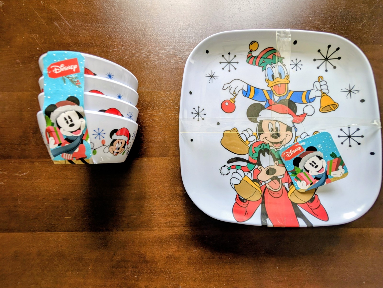 Disney Mickey & Friends Christmas Melamine 8pc Set 4 Plates 4 Bowls New Zrike