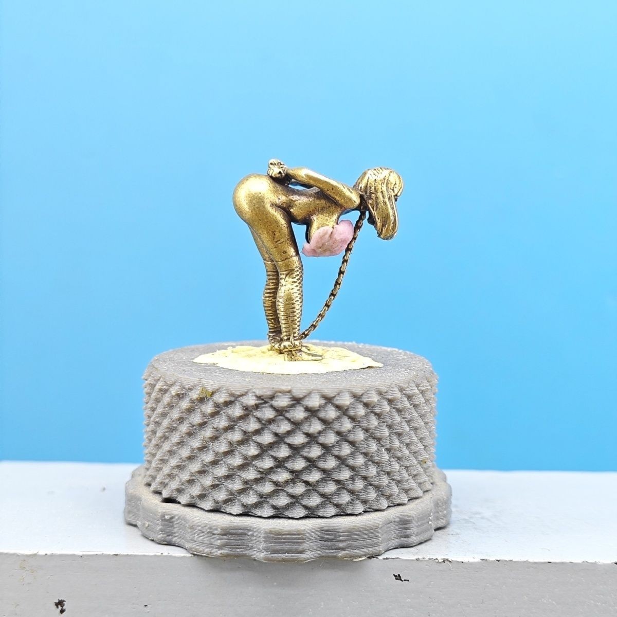 23mm Vintage Brass Big Ass Girl Statue Miniature Art Collectible Desktop Decor