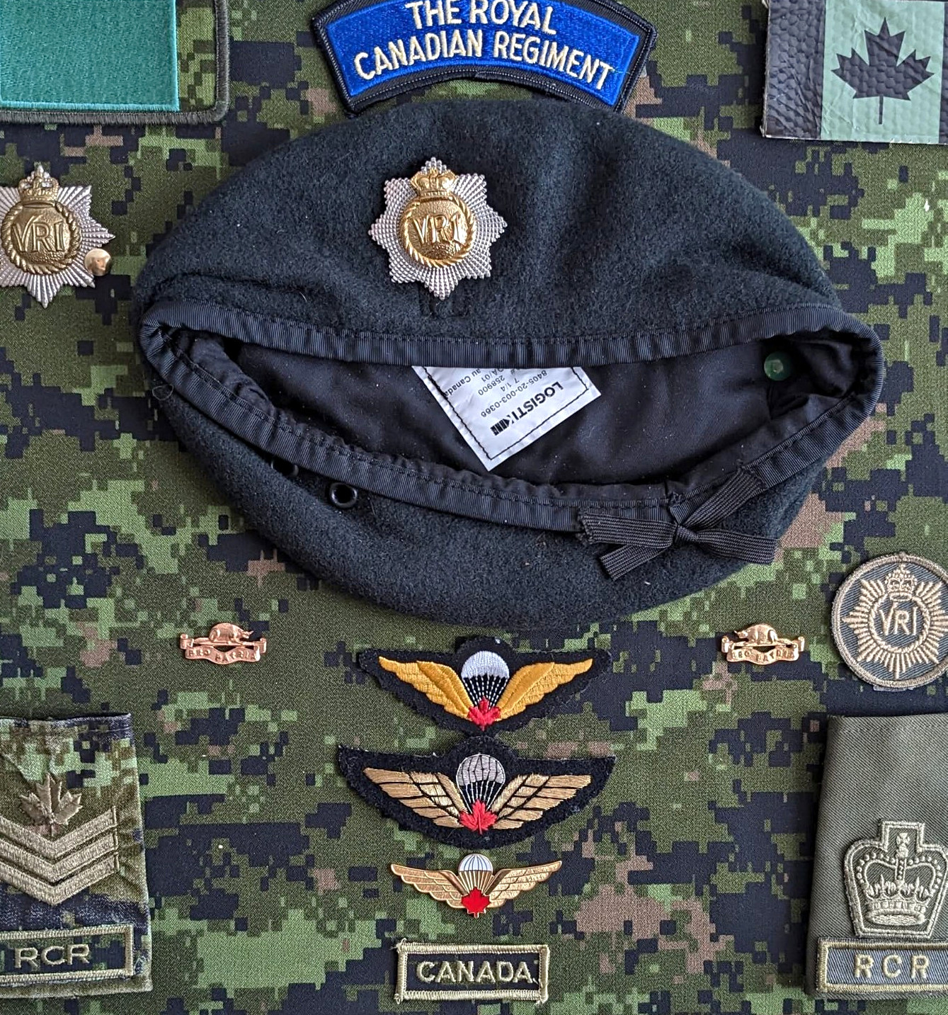 Canada RCR Royal Canadian Regiment Military Beret with Insignia & Patches