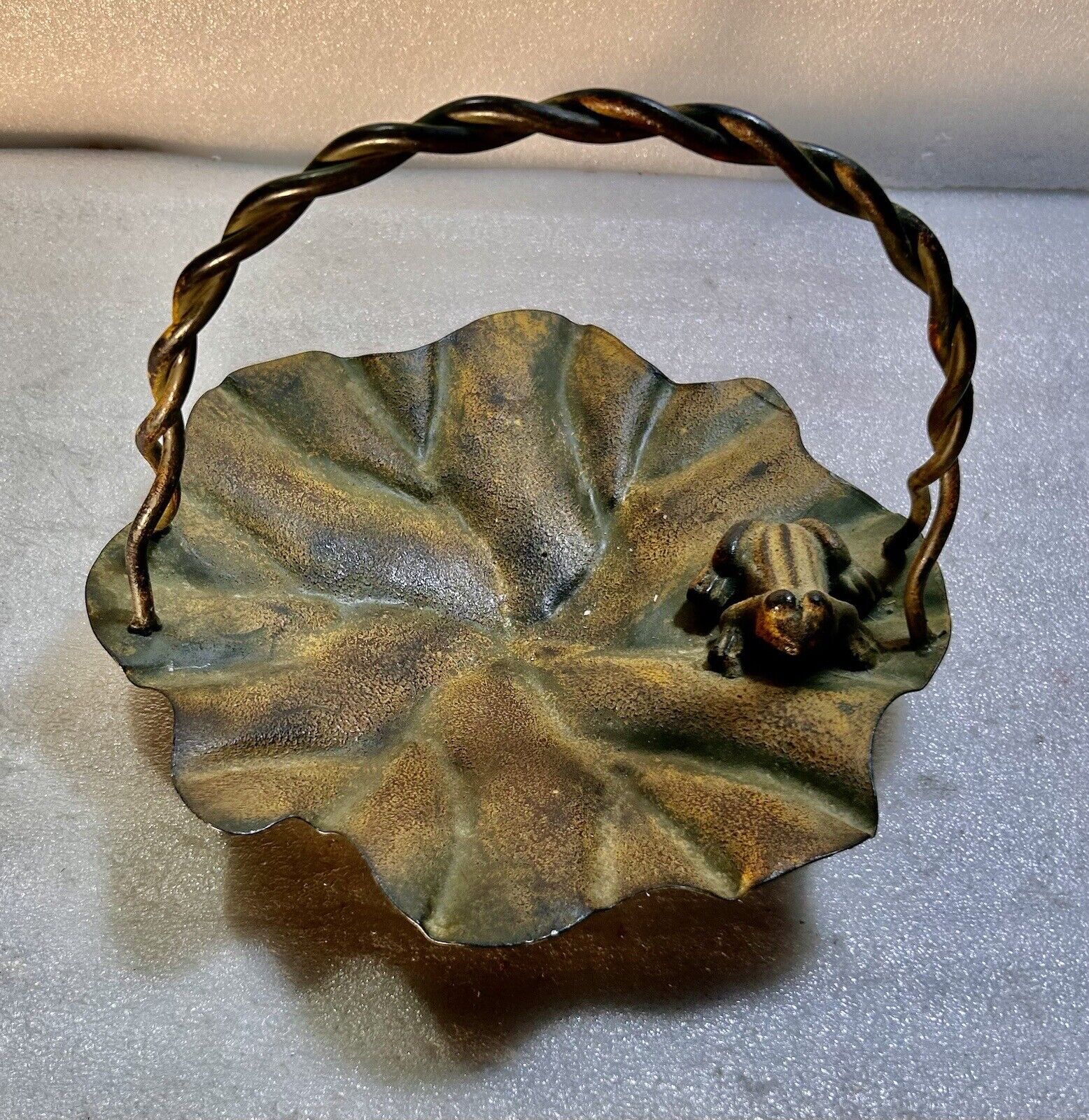 🚨 Vintage Brass/Bronze? Lily Pad Leaf & Frog Tray Basket Handle Trinket Dish 9”