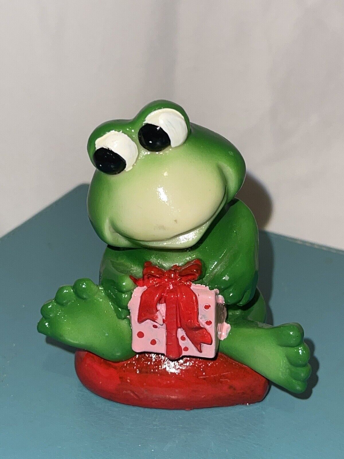 Cute Resin Frog Figurine Valentine’s Day Sitting On Heart With Gift