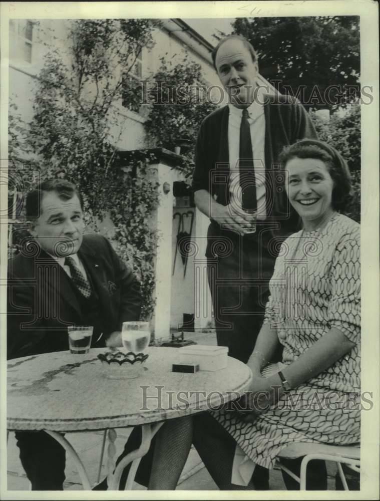 1967 Press Photo Patricia Neal, & Husband Roald Dahl Welcomes Lee Bailey