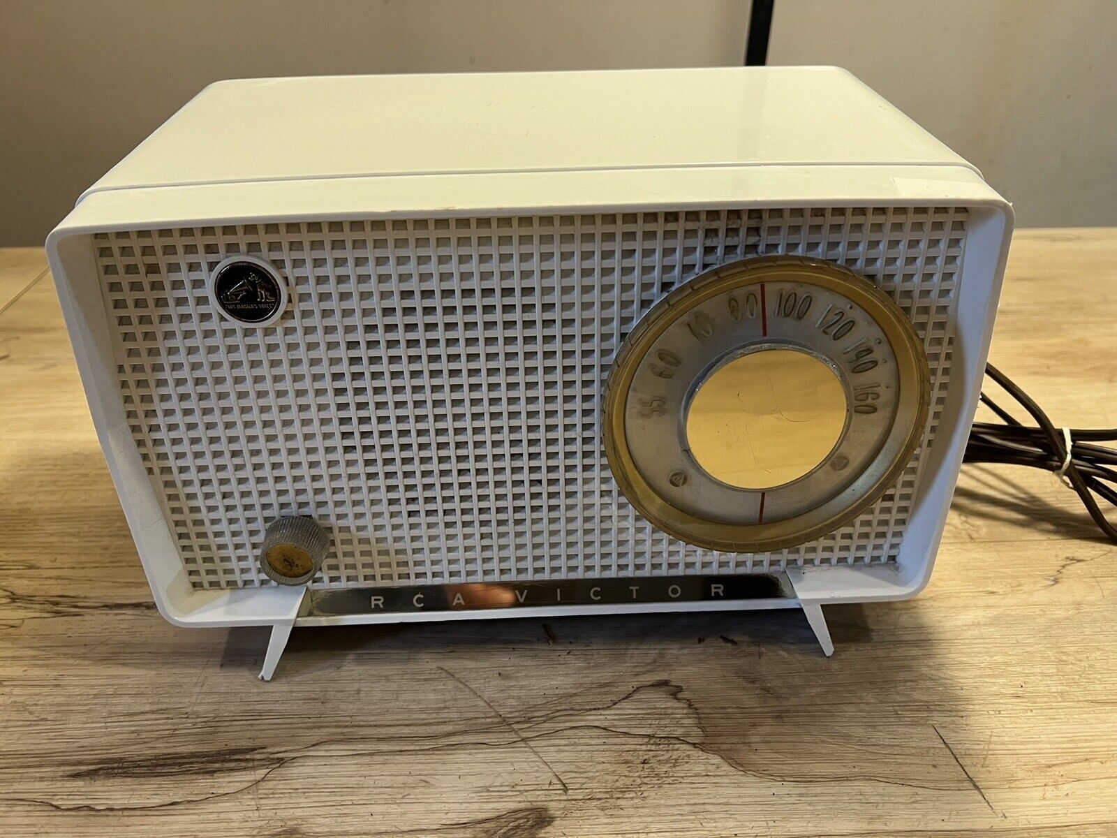 RCA Victor table top AM radio model 6-X-7 vintage radio 1956 1957