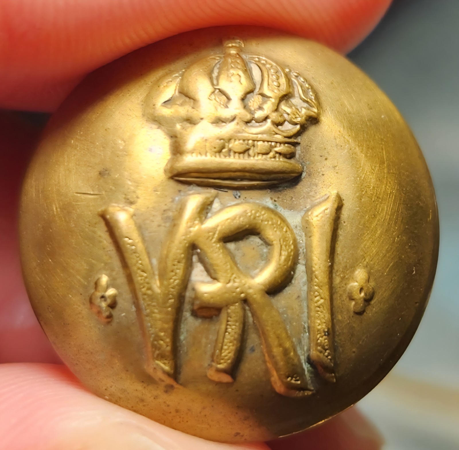 Antique Royal Canadian Regiment RCR VRI Button 7/8 Hawkes Piccadilly London