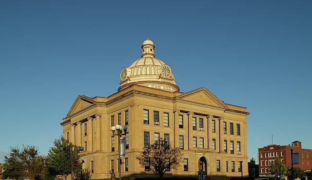 Photo:Lincoln Illinois Logan County Courthouse 1905 Stone Three-Story Dome