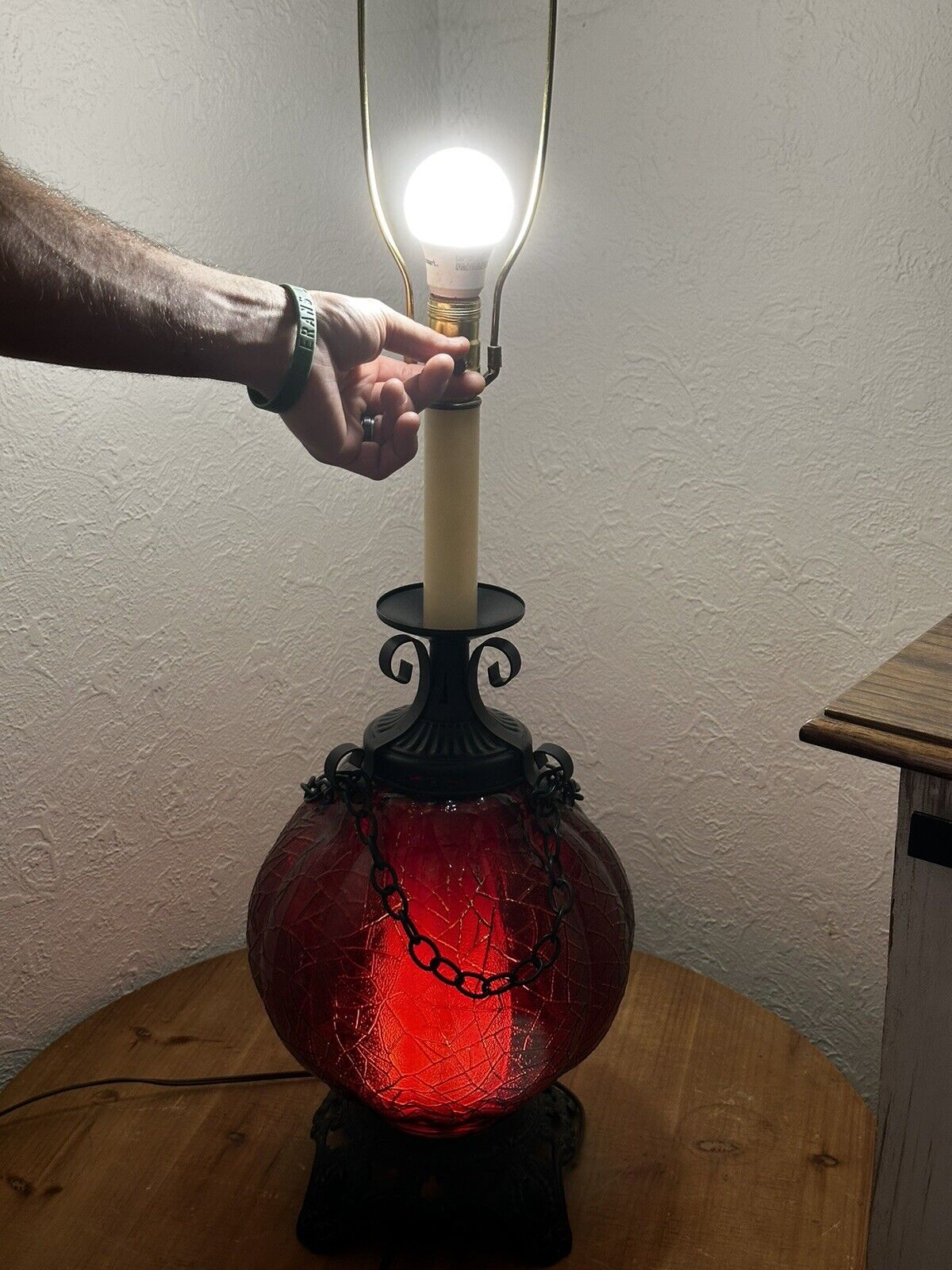 2 Vintage MCM Red Glass Crackle Ptrn Hollywood Regency Lamp Works No Shade, Swag