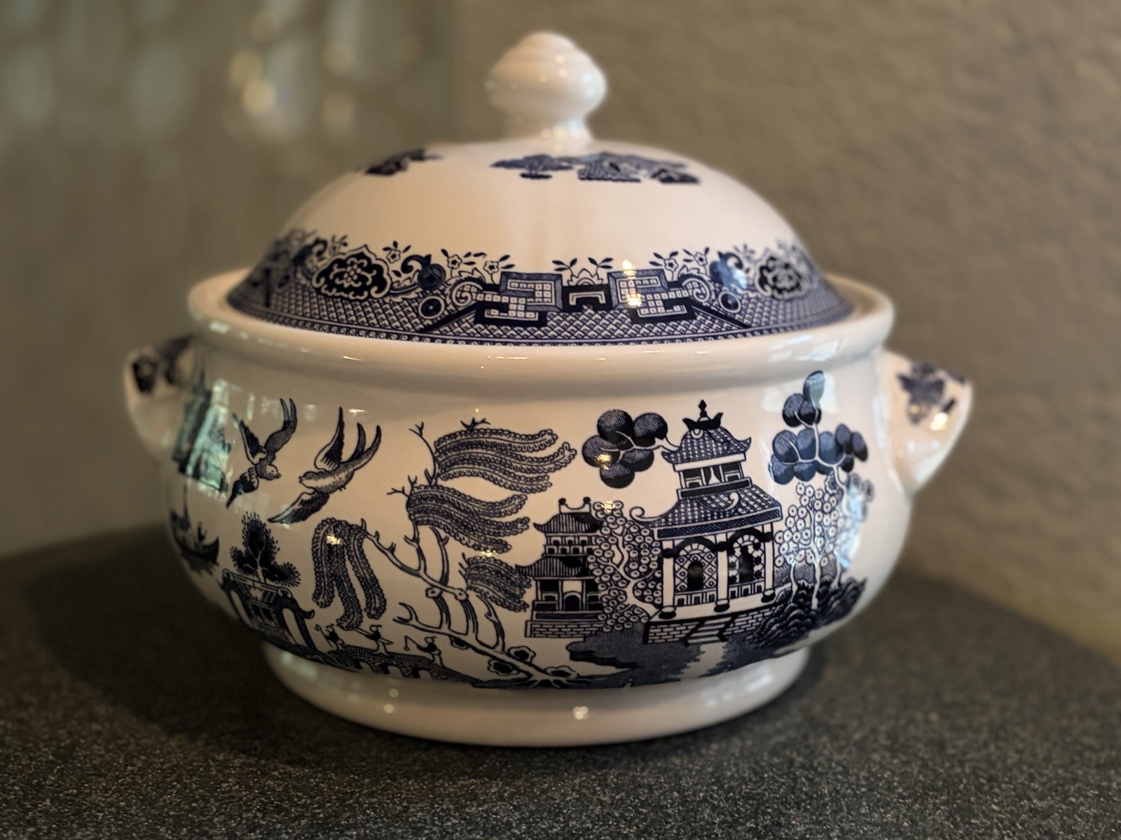 Churchill Willow Blue England Round Covered Vegetable Bowl EUC