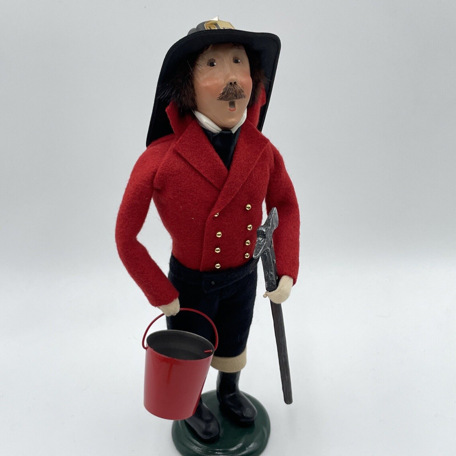BYERS CHOICE CAROLERS 2001 VICTORIAN FIREFIGHTER FIREMAN WITH AXE VTG