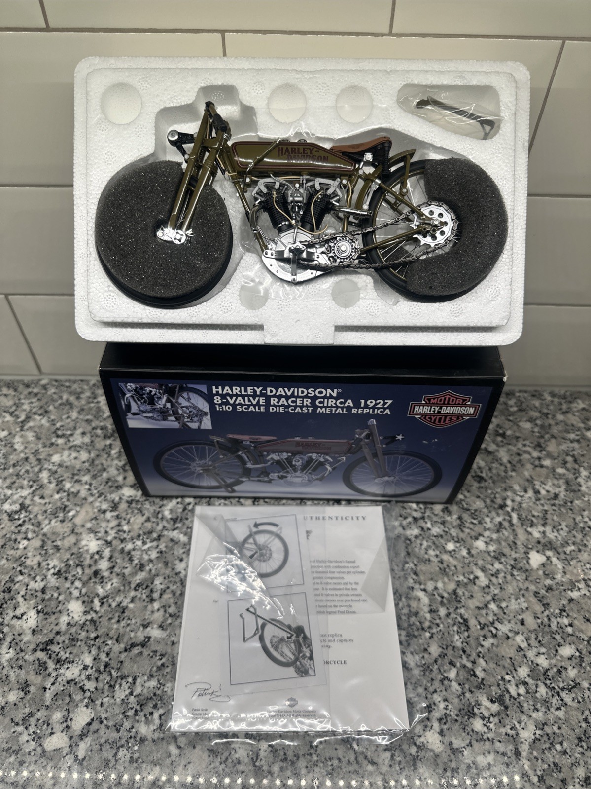 NEW Harley-Davidson 8-Valve Racer Circa 1927 1:10 Scale Die Cast Metal Replica
