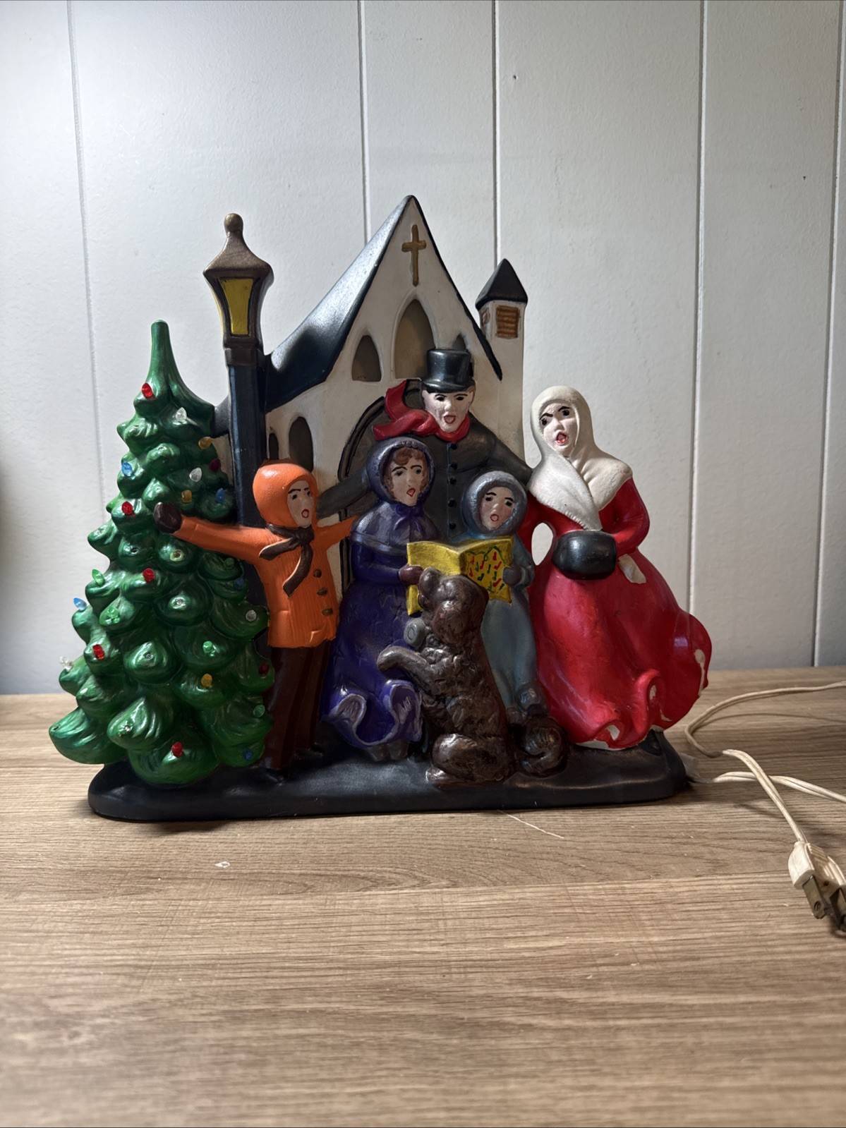 Christmas Scene Antique Atlantic Mold Ceramic Family Carolers Church Tree G5