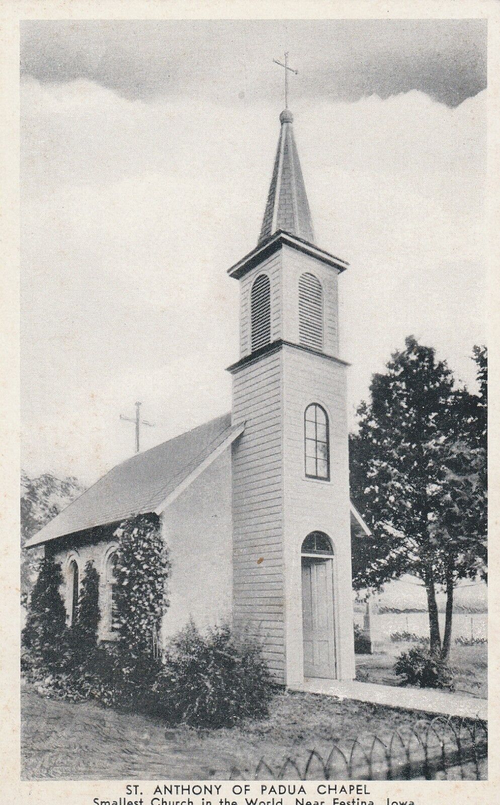 Vintage Postcard Smallest Church in the World St. Anthony of Padua Chapel Iowa