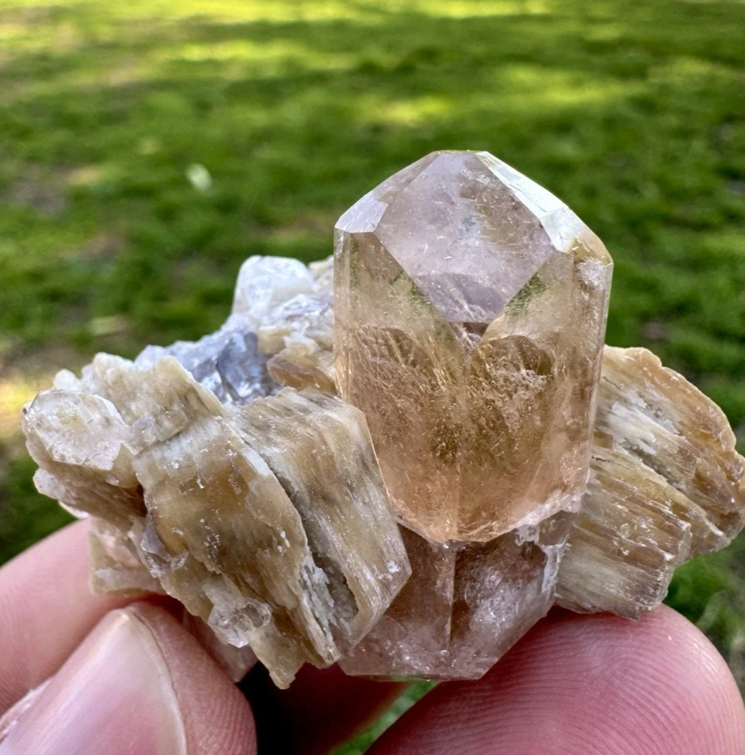 180 CTs Beautiful Golden Topaz Crystal on Albite Specimen 180 CTs Beautiful Golden Topaz Crystal on Albite Specimen