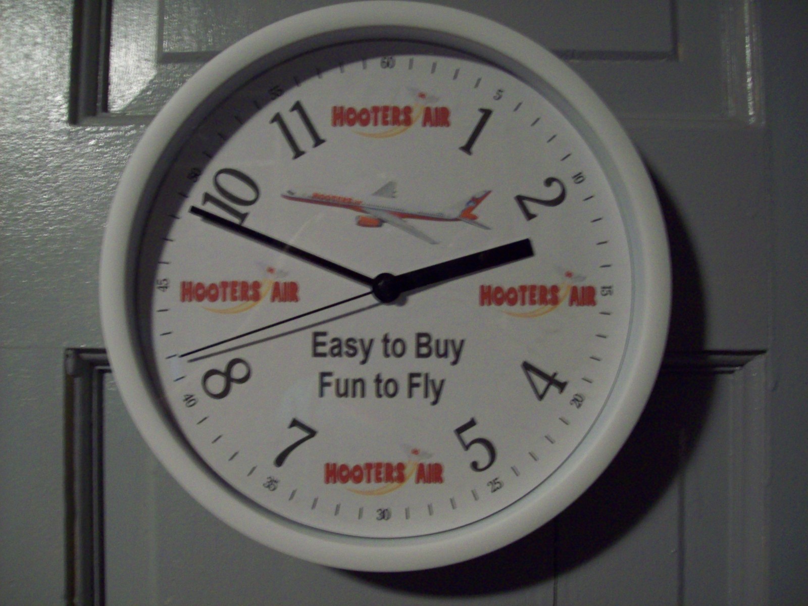 HOOTERS AIR CLOCK  BOEING 757 WALL CLOCK