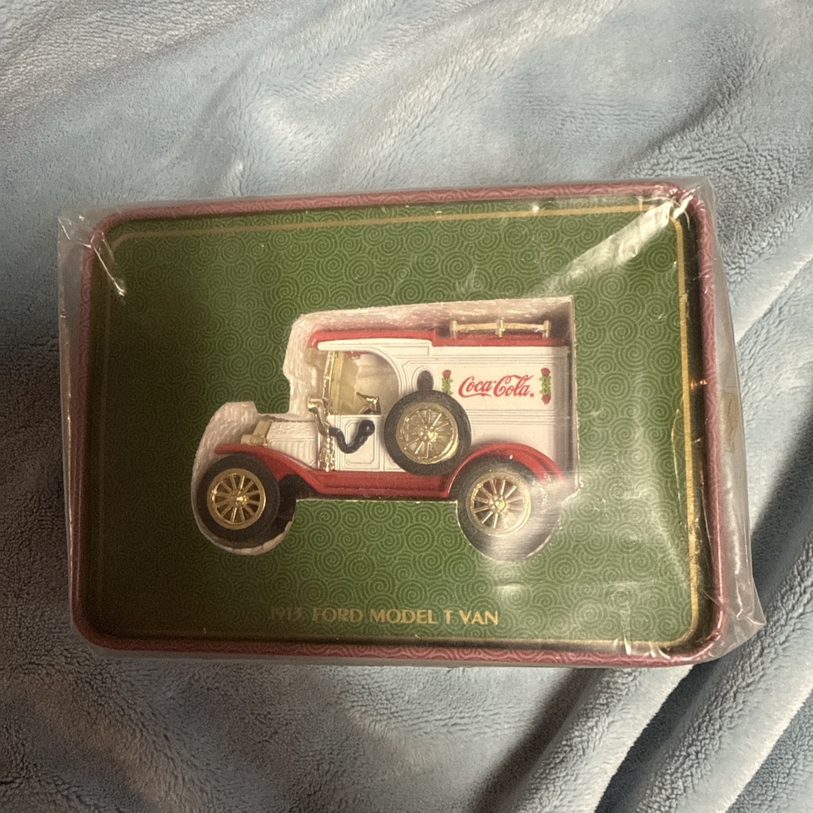 COCA 1913 FORD MODEL T DELIVERY VAN IN TIN BOX SANTA CHRISTMAS EDITION
