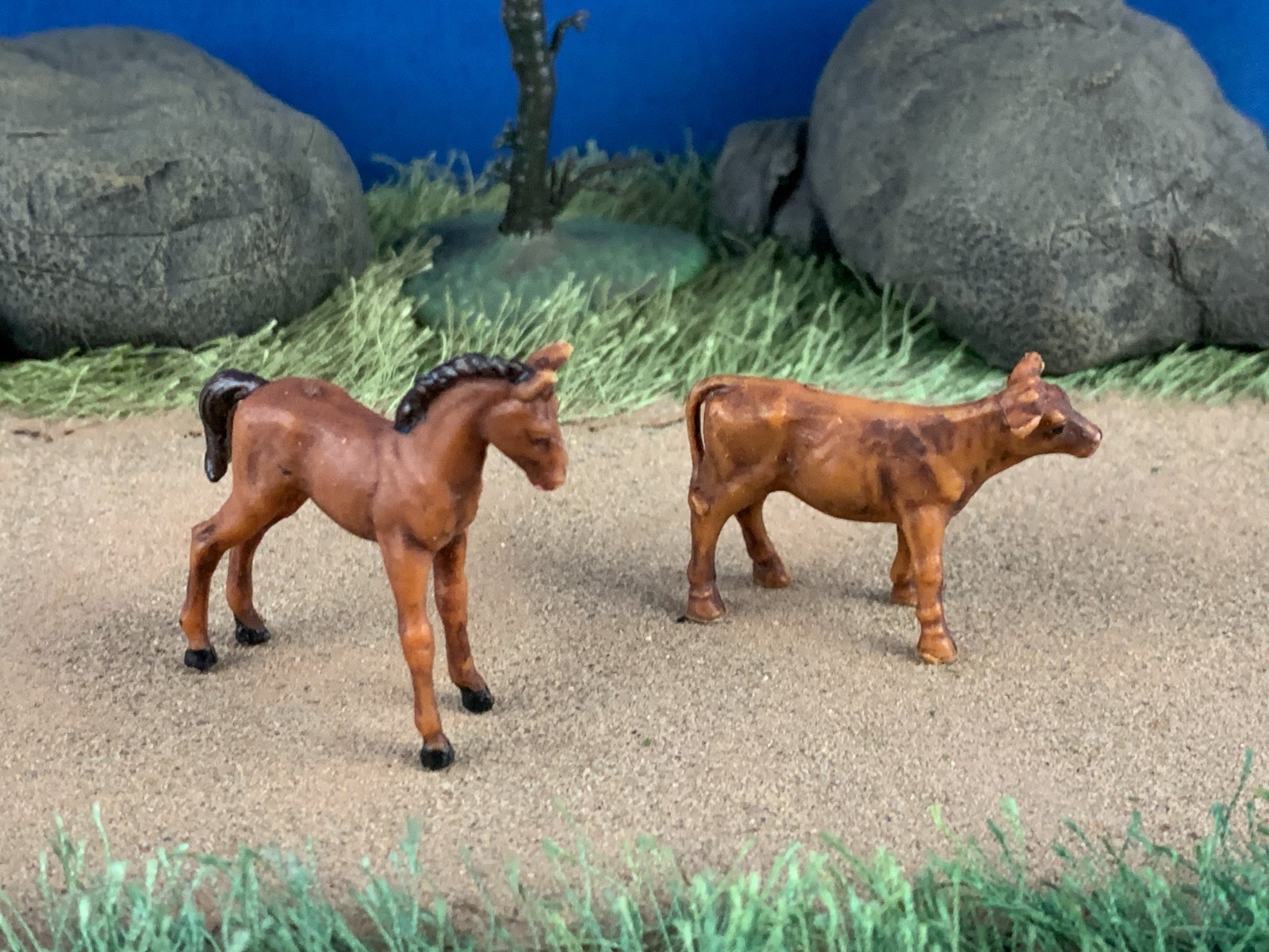 Lot of 2 Painted Plastic Unbranded Animal Foal and Calf Figures size 1.5\ Lot of 2 Painted Plastic Unbranded Animal Foal and Calf Figures size 1.5\
