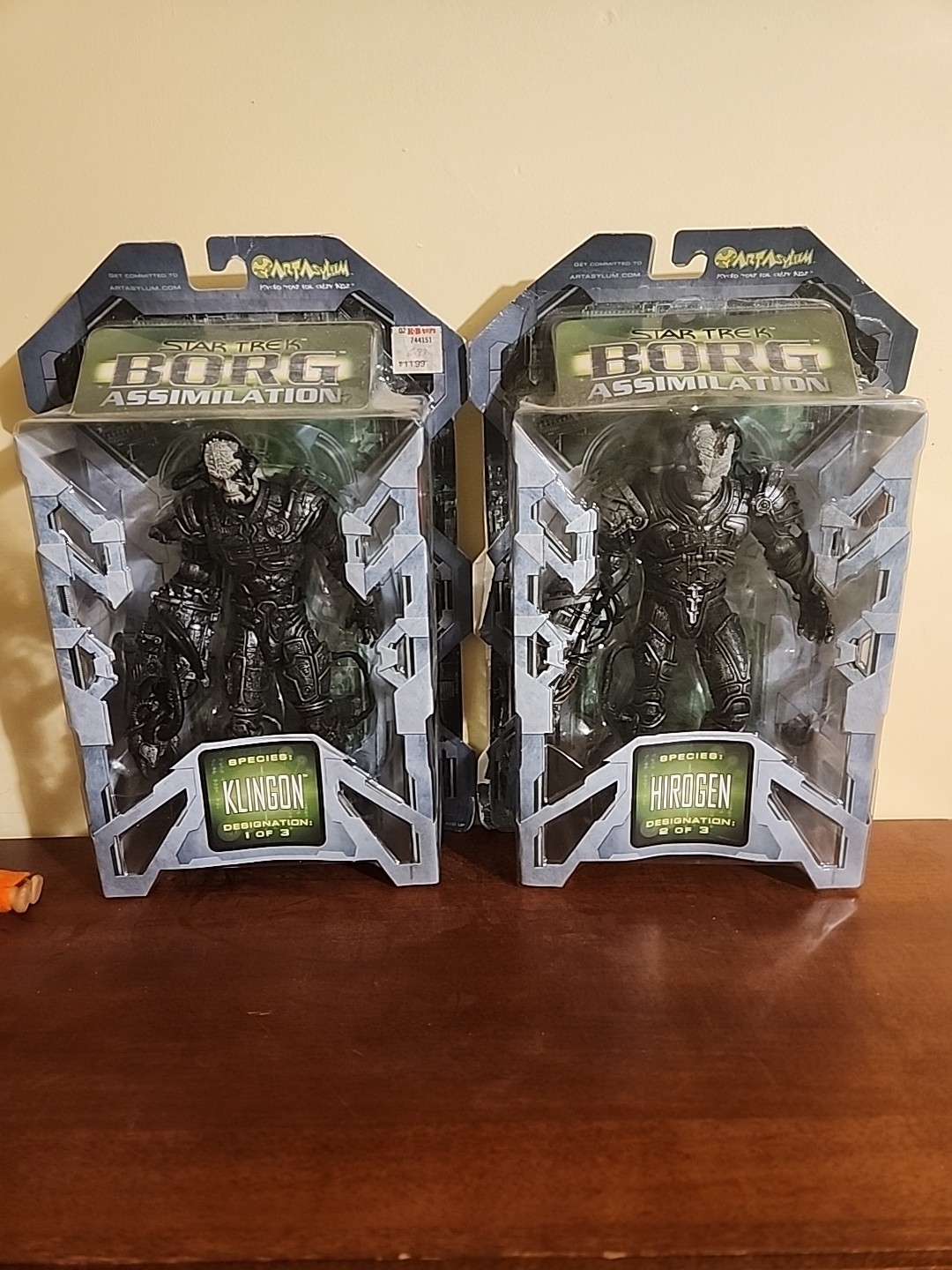 Startrek Assimilation. 2 Pcs Klingon And Hirogen Packaging Damage 