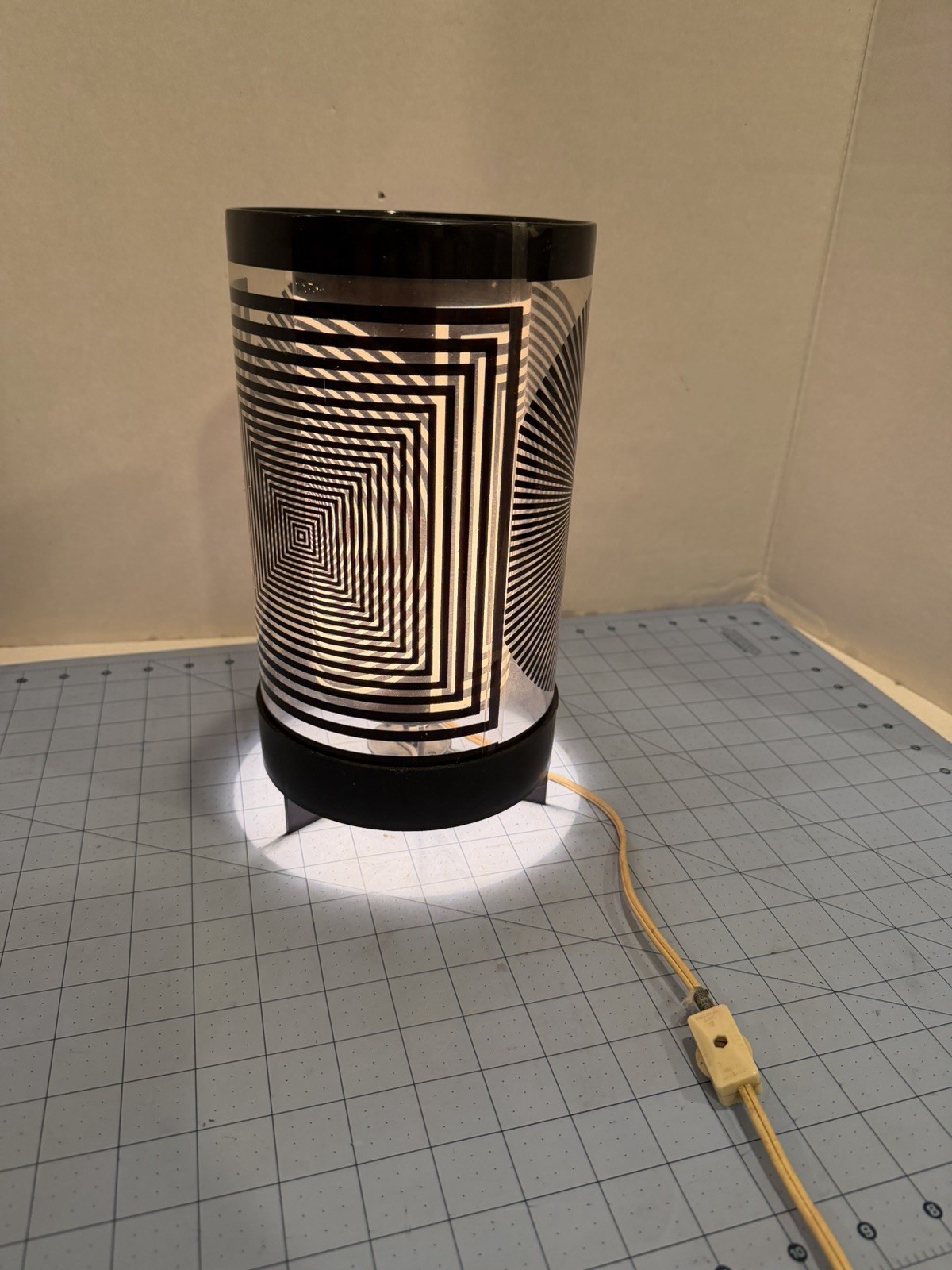 VINTAGE RARE HEAT OPTICAL ILLUSION SPINNING LIGHT MOTION LAMP 12\