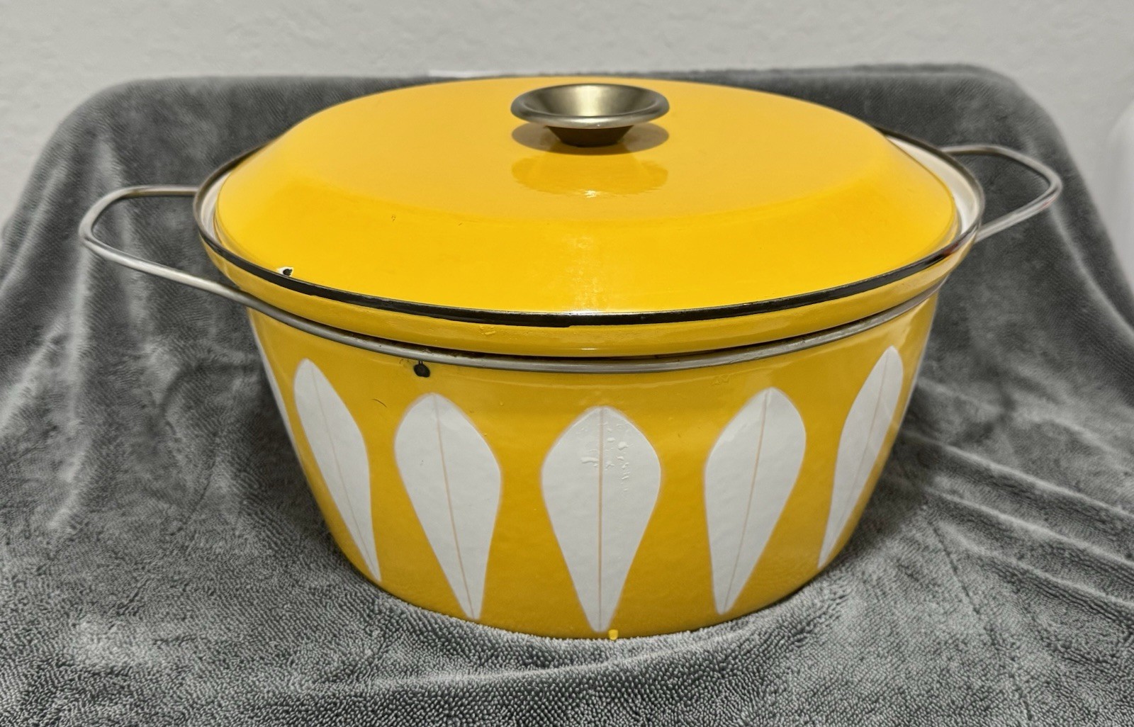 Vintage Yellow Dish  5-quart pot  Lotus Enameled steel/cast iron chrome handles
