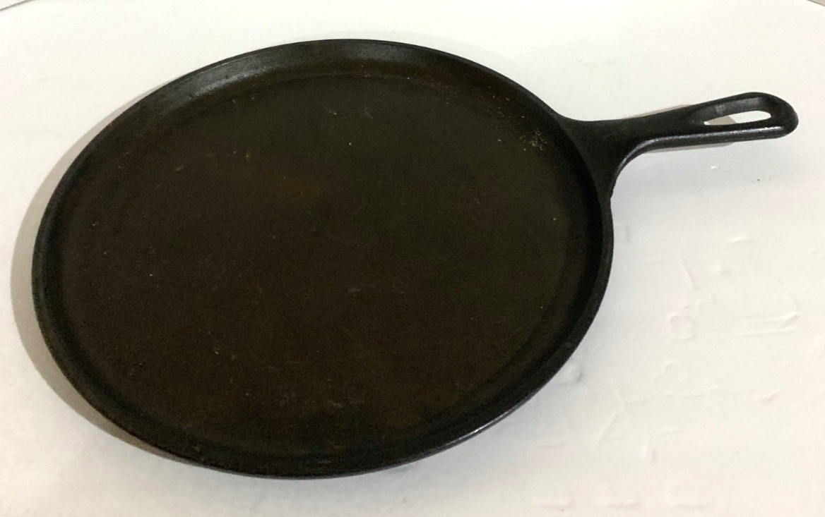 Vintage Lodge USA 9OG Cast Iron Round Griddle Skillet Pan 10.5 Inch Flat Pancake