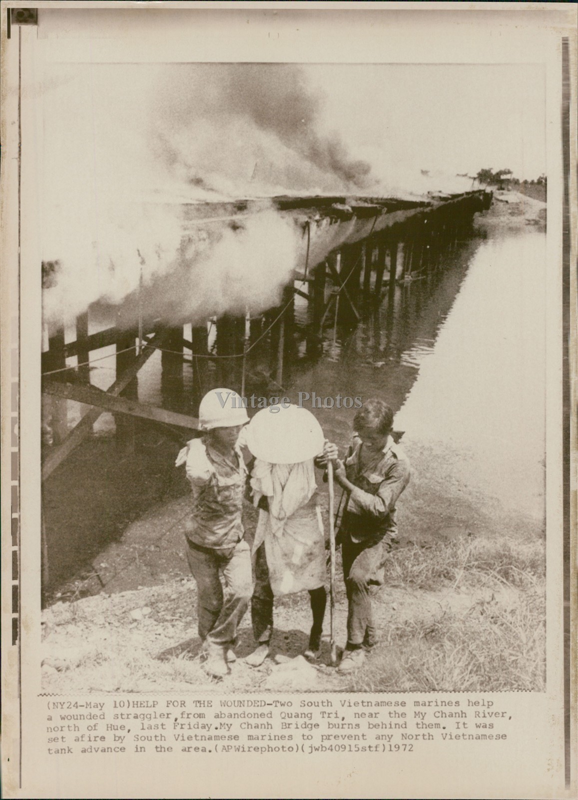 1972 South Vietnamese Marines Quang Tri Bridge Burns Wirephoto Vintage 8x10