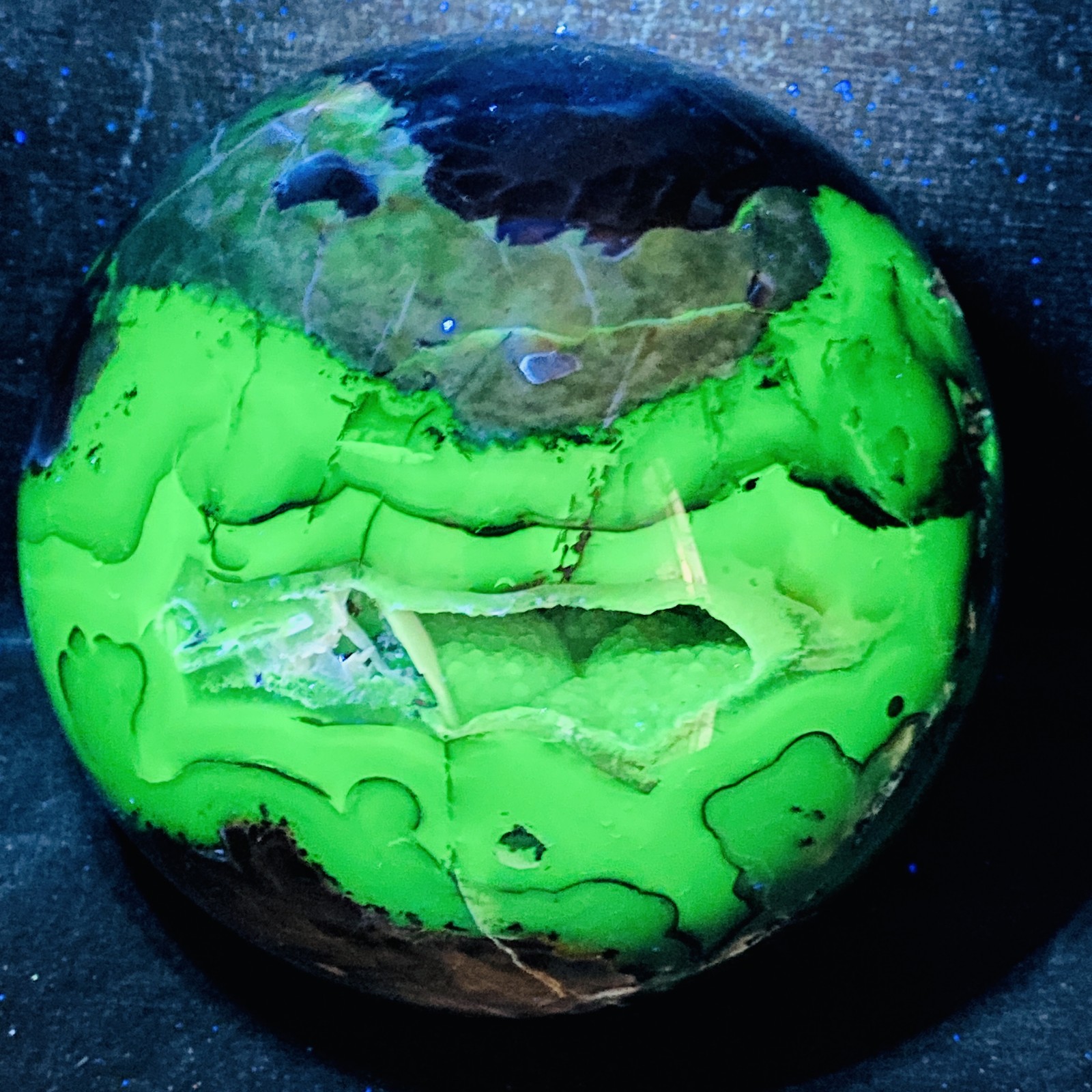 Natural Rare Volcanic Agate Crystal Sphere Healing 5100G (UV Reactive crystal)