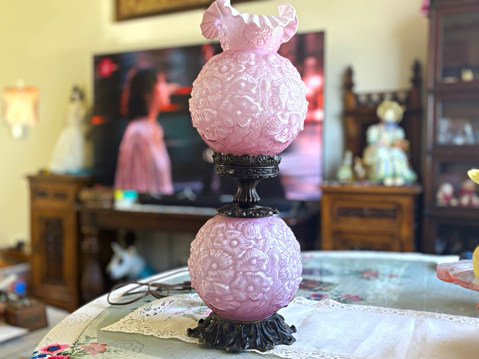 Fenton GWTW Poppy Cased Glass Lavender Pink Lamp