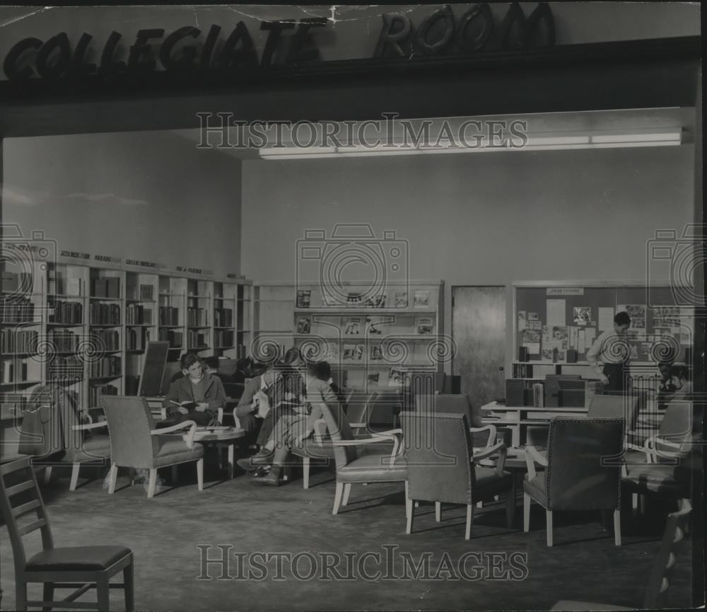 1946 Press Photo residents working in room of Milwaukee Public Library