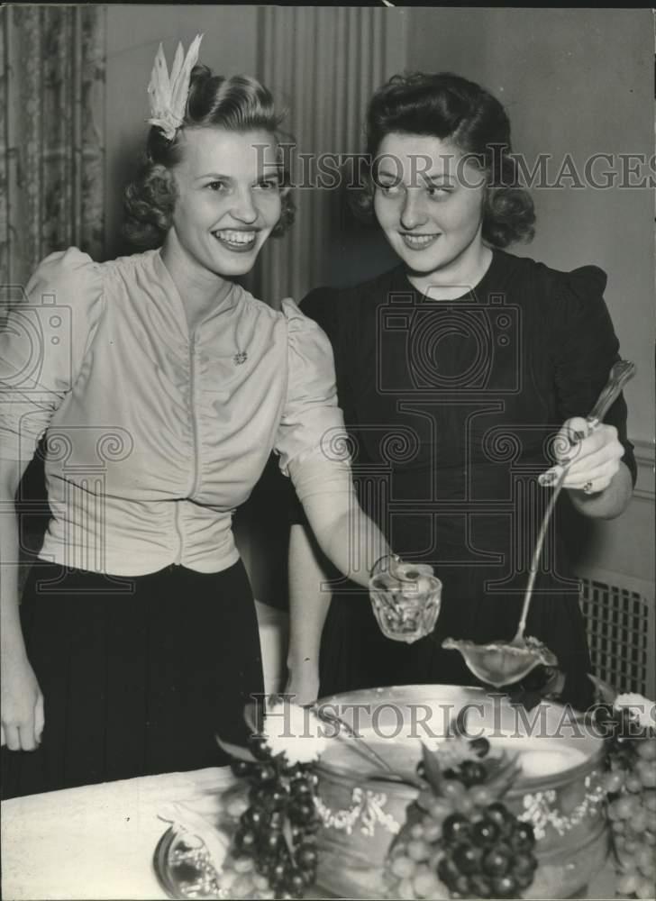 1941 Press Photo Gertrude Genz now mrs. Edward Steinman Jr. and Doris Bergenthal