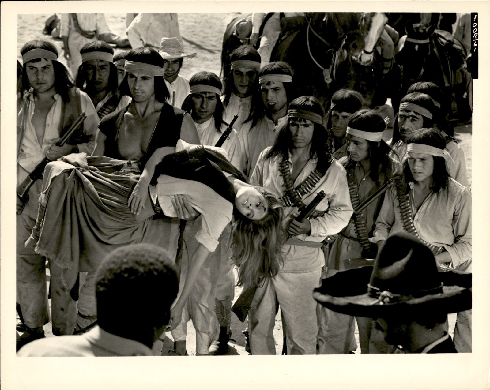 LMPE32 Original Photo RAQUEL WELCH CARRIED FROM BATTLE 1969 