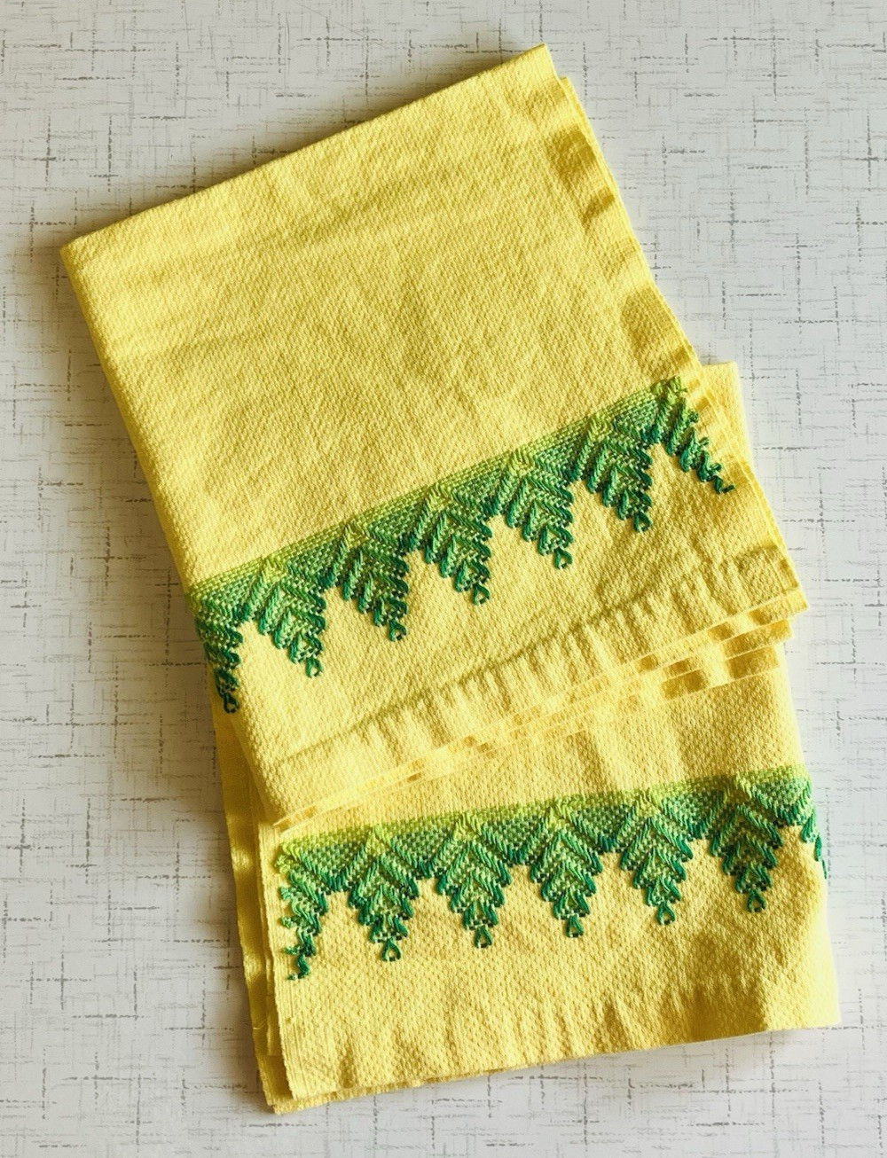 Vtg Huck Weave Fingertip Company Towels Set of Two Yellow & Green Ombré 18x16 ea
