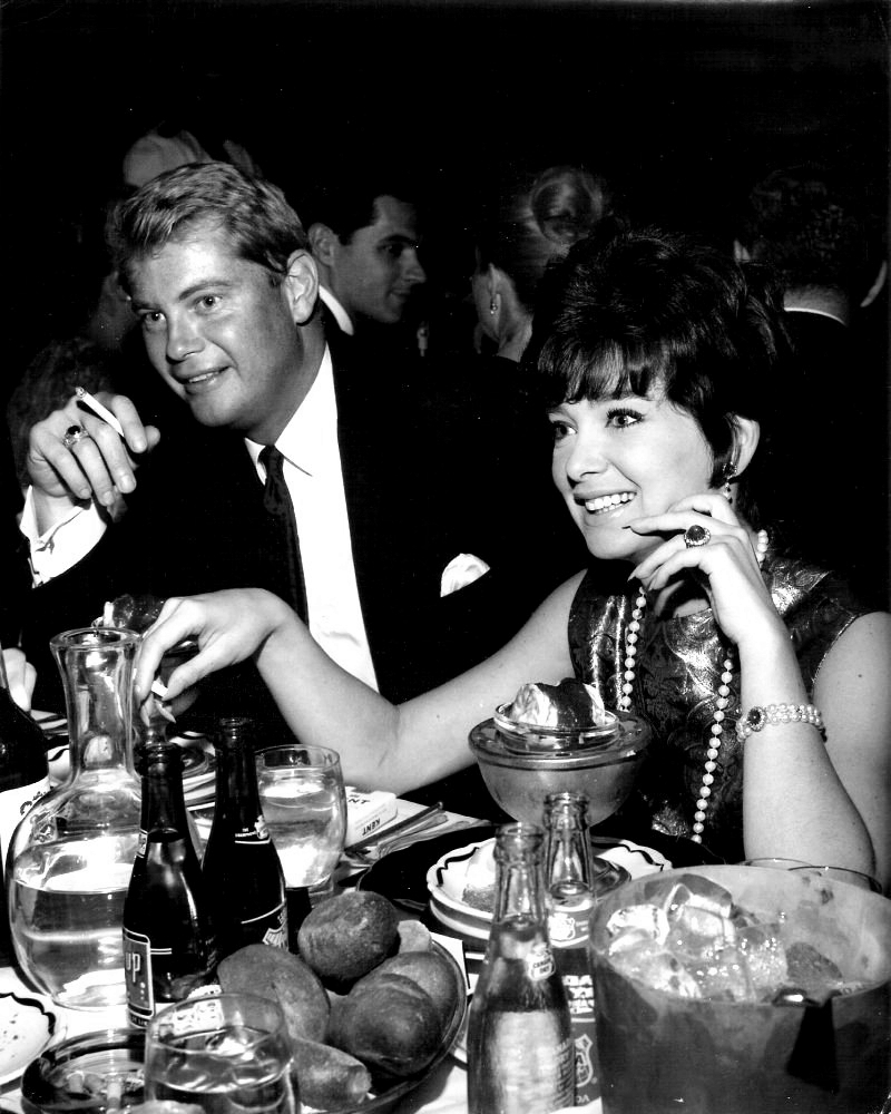 TROY DONAHUE AND SUZANNE PLESHETTE IN 1964 - 8X10 PUBLICITY PHOTO (ZY-251)