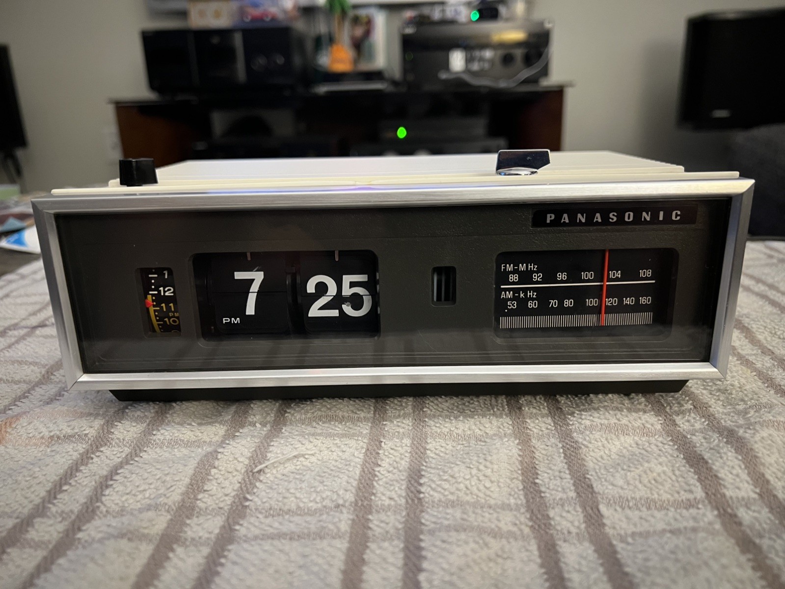 Vintage 1972 Panasonic RC-7021 WHITE Flip bird chirp Alarm Clock AMFM Radio. 
