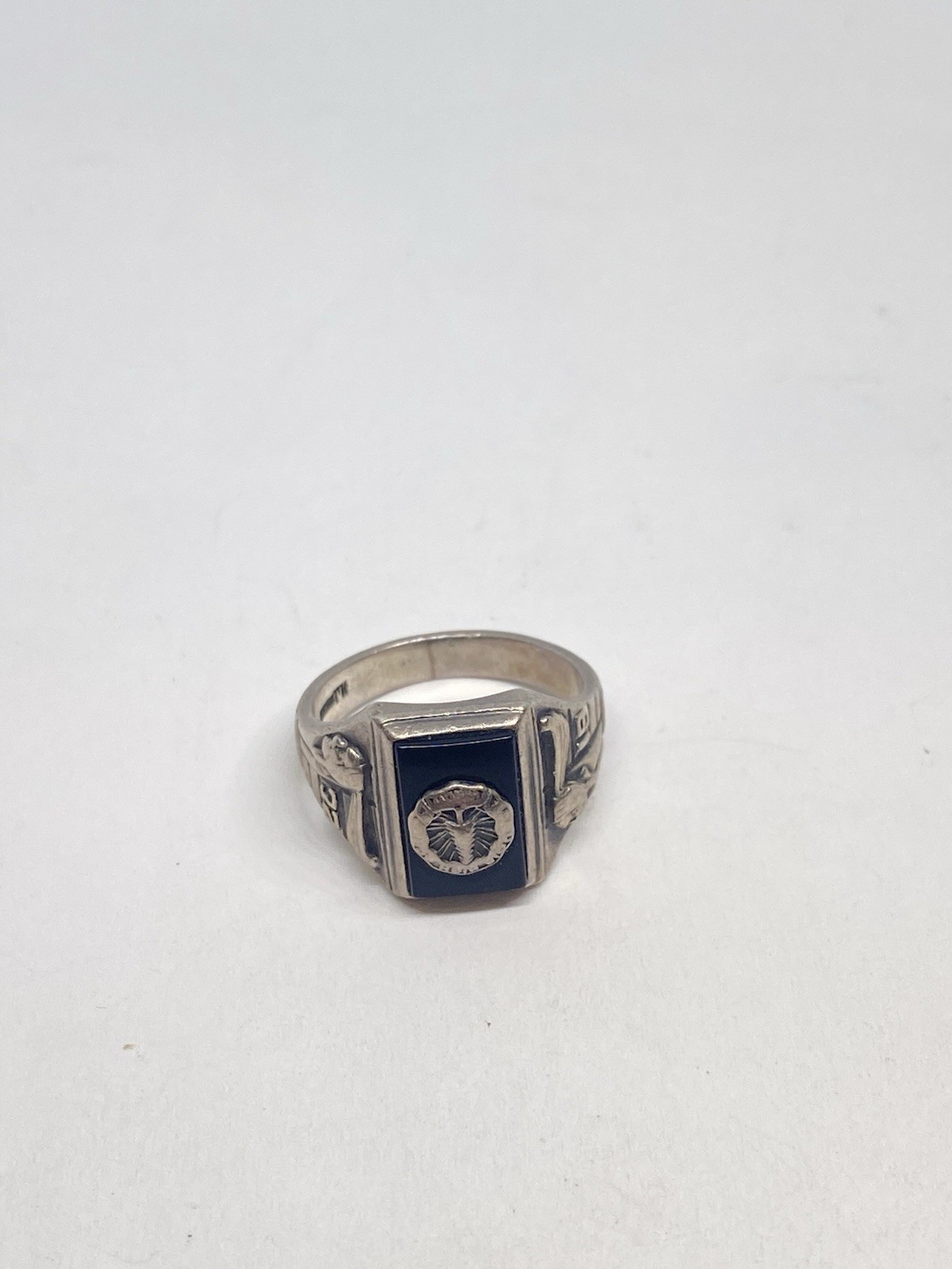 6.5g SIZE 7.5 1972 ANTIQUE STERLING SILVER CLASS RING INDIAN HEAD STAMPED RARE 6.5g SIZE 7.5 1972 ANTIQUE STERLING SILVER CLASS RING INDIAN HEAD STAMPED RARE
