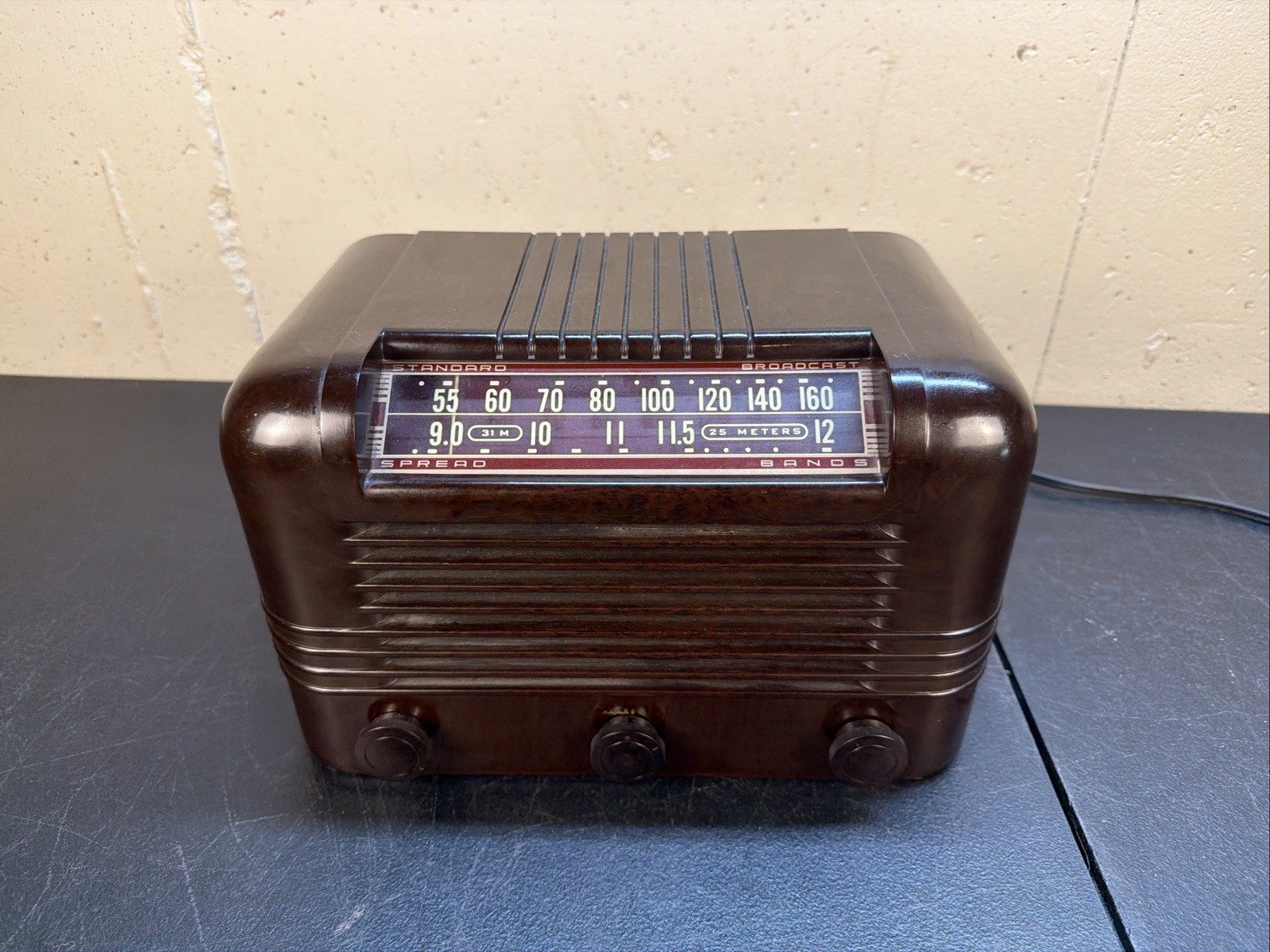 Brown Bakelite 1946 RCA Victor Model 56X10 Vacuum Tube AM Shortwave Radio, RUNS