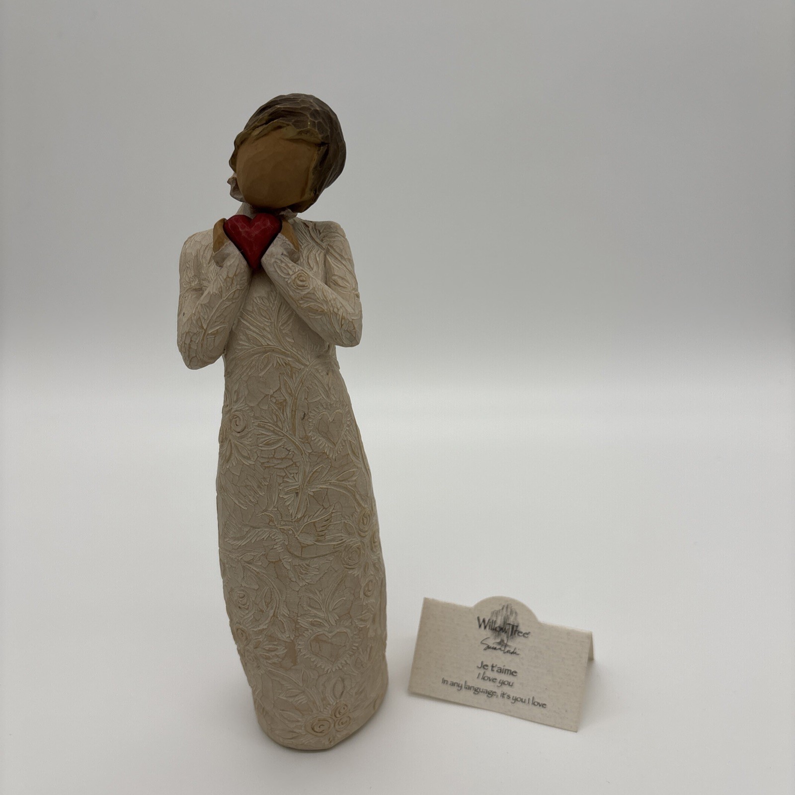 WILLOW TREE DEMDACO 2009 SUSAN LORDI FIGURINE JE T\'AIME I LOVE YOU HOLDING HEART