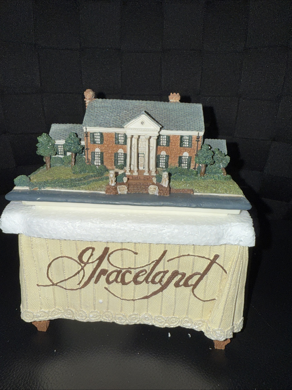 RARE Elvis Presley\'s GRACELAND The King Vintage 1998 Figurine Music Box Original