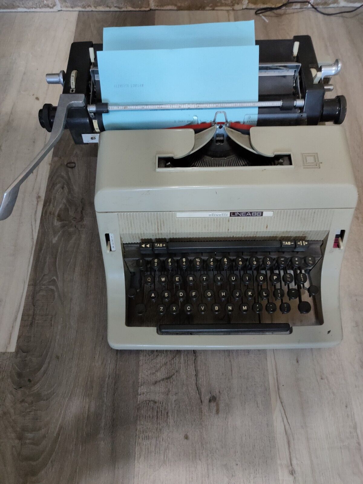 Manual Typewriter Olivetti Great Britain Vintage Model LINEA 88 Works Great