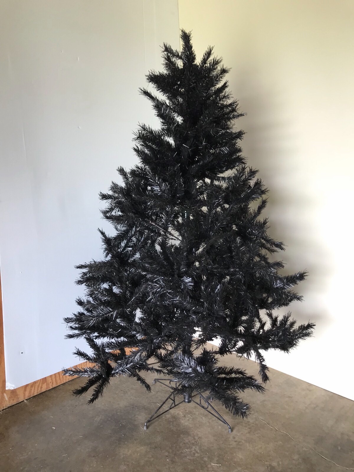 *NOS* 6 FT. ARTIFICIAL CHRISTMAS TREE (BLACK)*