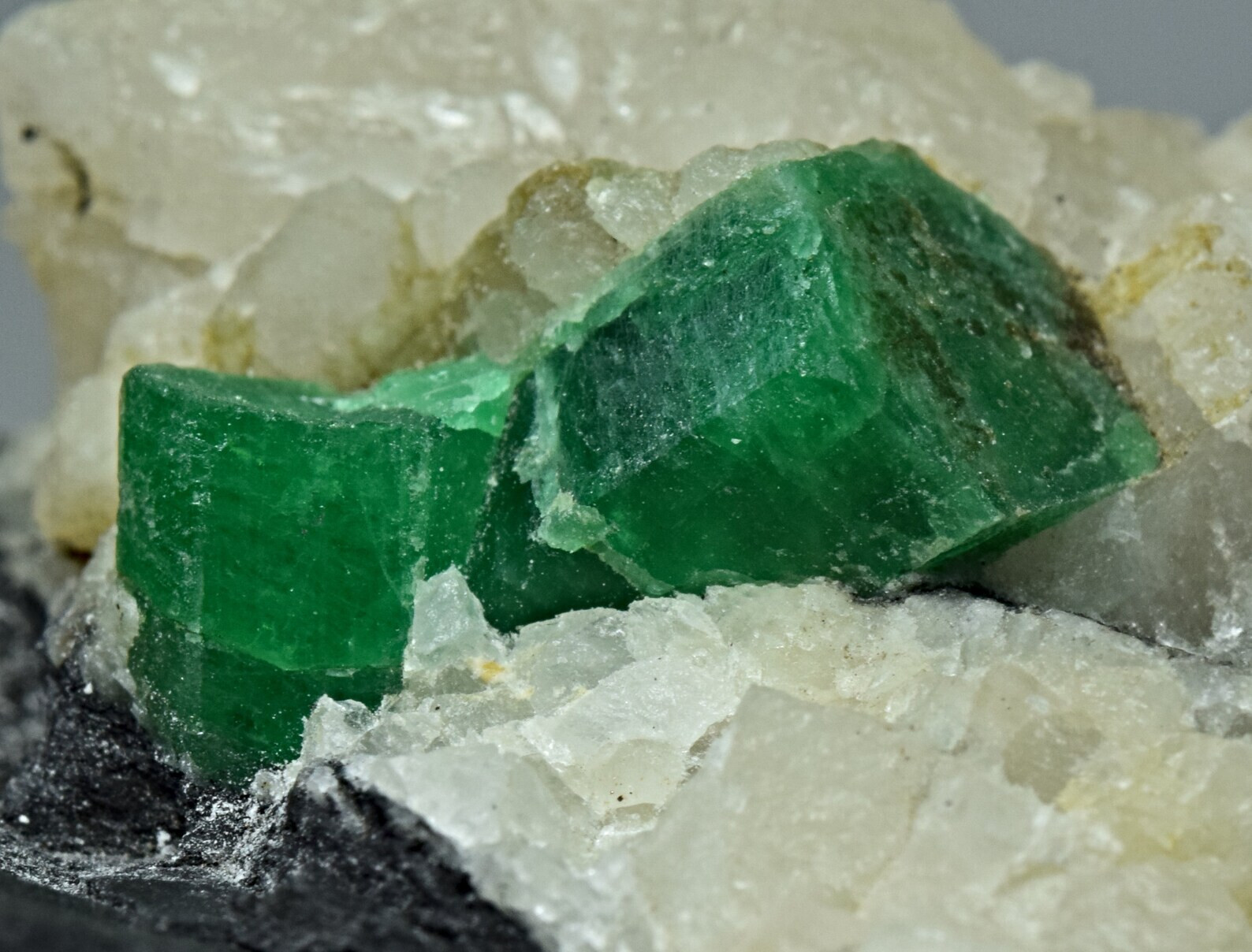Natural Green Color Emerald Crystals On Quartz Matrix 194 Gram