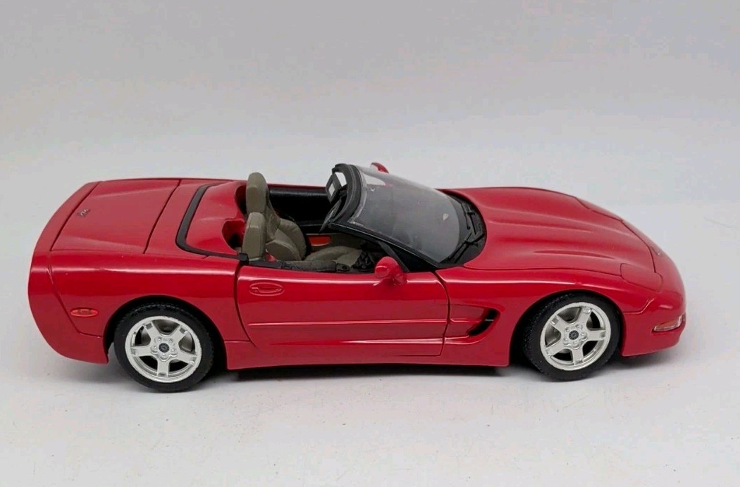 BURAGO 1/24 - CHEVROLET CORVETTE CONVERTIBLE - MADE ITALY 
