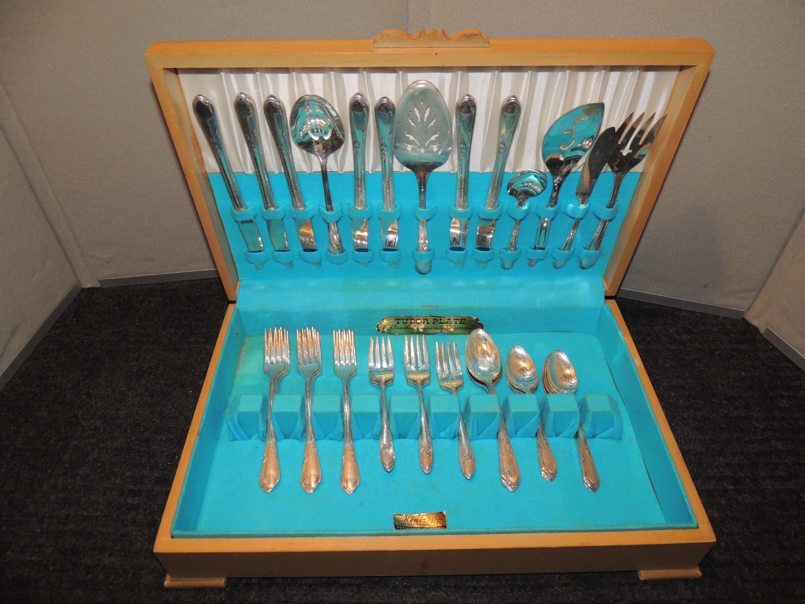 Vintage Oneida Community Tudor Plated Stainless Flatware 40 pieces Set with Case