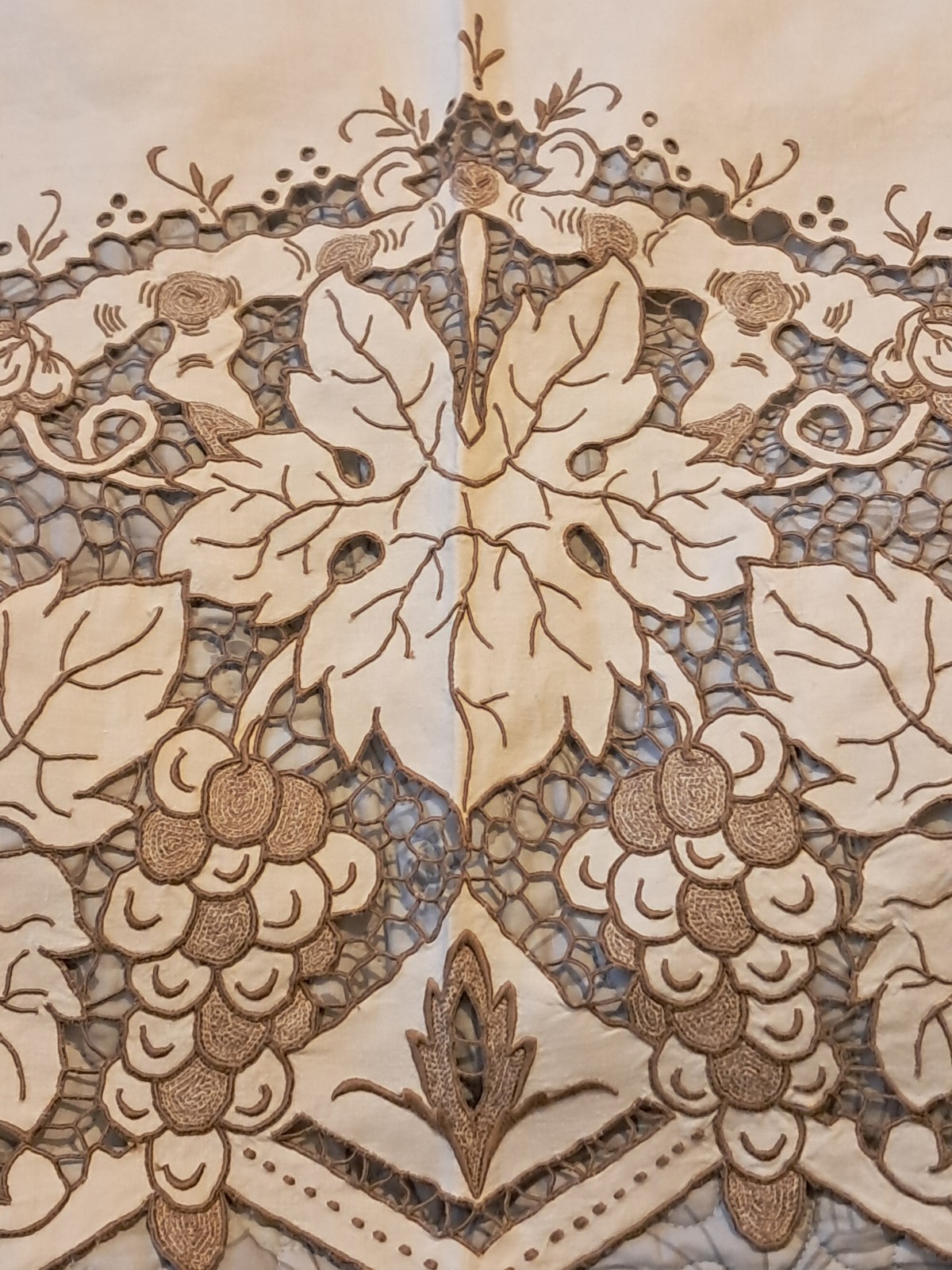 Vintage Madeira Hand Embroidered Cutwork Grape Vine Linen Tablecloth 50 Vintage Madeira Hand Embroidered Cutwork Grape Vine Linen Tablecloth 50