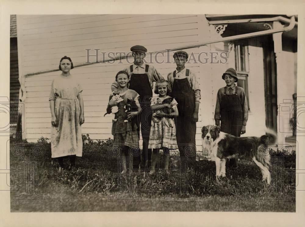 Press Photo U.S. Senator Magnus Johnson\'s children at home on their farm
