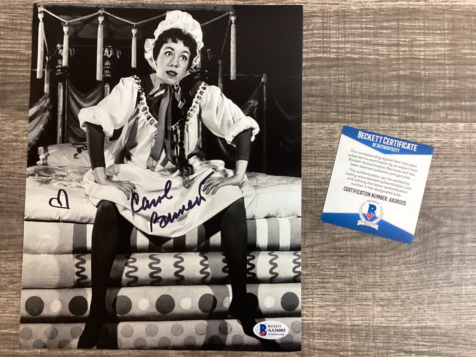 (SSG) Legendary Actress CAROL BURNETT Signed 8X10 B&W Photo - BAS/Beckett COA