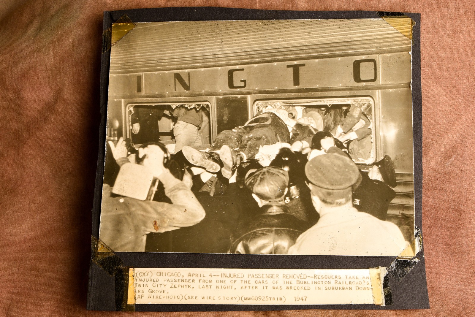 1947 AP Wire Photo Chicago Burlington RR Twin City Zephyr Train Wreck Rescue V33