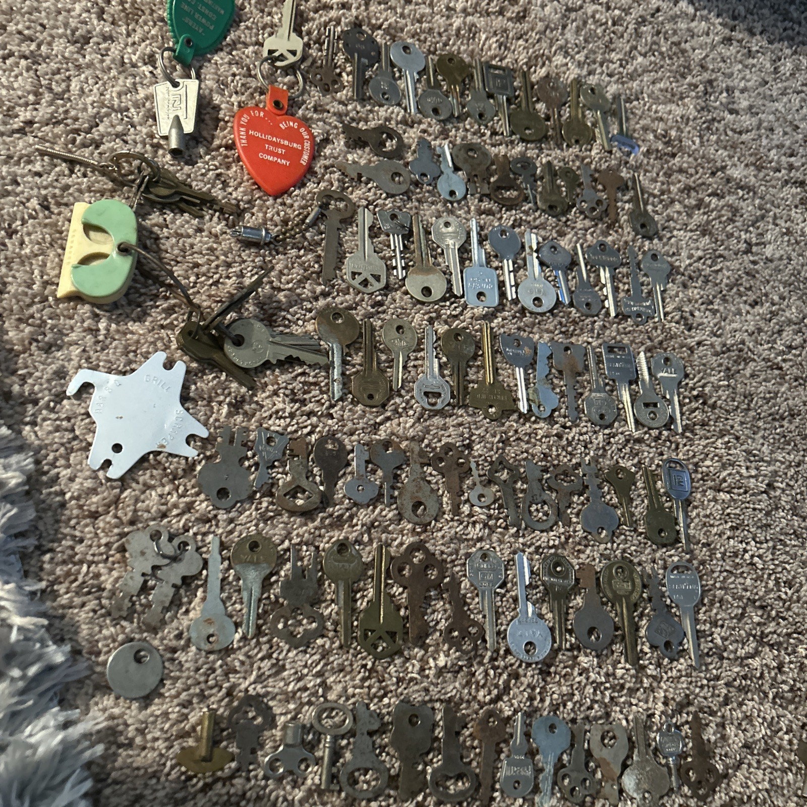 Lot Of 100+VINTAGE OLD KEYS MANY STYLES