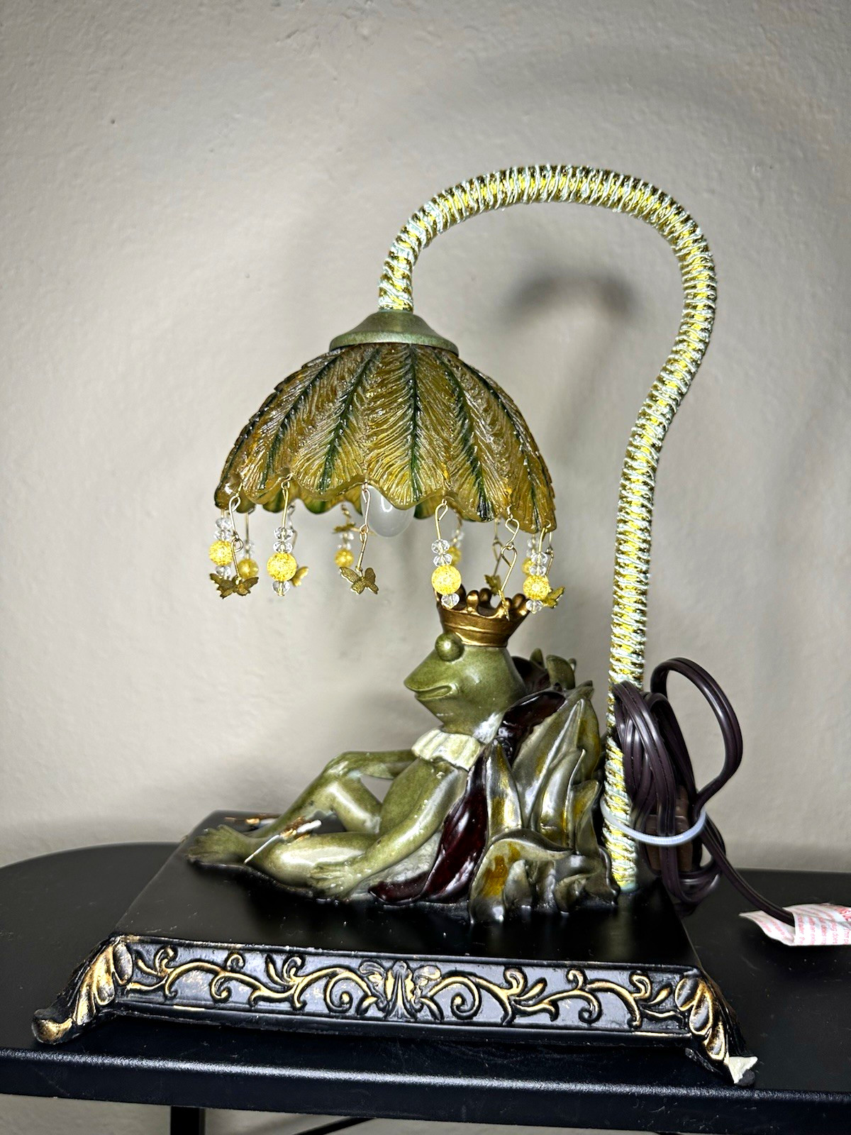 Sleeping king frog table lamp tested and working great. Please read description.